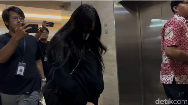 Istri dan dua anak Ko Erwin tiba di Bareskrim Polri, Jumat (24/4/2026) sore. Ketiganya dibawa untuk diperiksa terkait kasus TPPU narkoba.