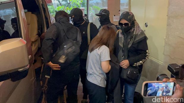 Istri dan dua anak Ko Erwin tiba di Bareskrim Polri, Jumat (24/4/2026) sore. Ketiganya dibawa untuk diperiksa terkait kasus TPPU narkoba.