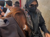 Tangan Diborgol, Istri dan 2 Anak Ko Erwin Tiba di Bareskrim