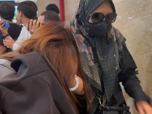 Tangan Diborgol, Istri dan 2 Anak Ko Erwin Tiba di Bareskrim