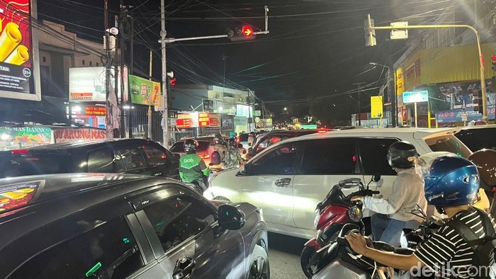 Kemacetan juga terjadi di Jalan Adyaksa Baru menuju Jalan Abdullah Daeng Sirua (Abdesir), Kota Makassar, Sulawesi Selatan (Sulsel) malam ini.
