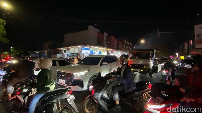 Kemacetan parah melanda Jalan Toddopuli menuju Jalan Batua Raya, Makassar. Kendaraan nyaris tidak bergerak