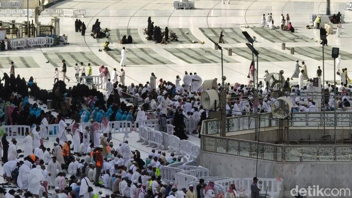 Jemaah Haji 2026 di Pelataran Masjidil Haram Kamis (23/4/2026)