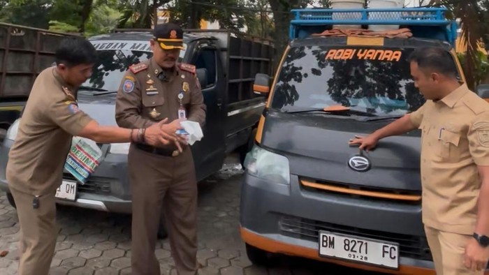 Kadis LHK Pekanbaru dan Kasatpol PP saat mengecek mobil pembuang sampah. (Raja Adil Siregar/detikSumut)