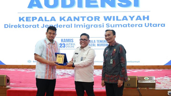 Kakanwil Direktorat Jenderal Imigrasi Sumut, Parlindungan, bertemu dengan Gubsu Bobby Nasution. (dok. Kanwil Direktorat Jenderal Imigrasi Sumut)