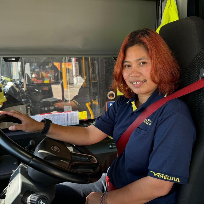 Maryanti Puji Astuti tertarik menjadi sopir bus setelah melihat pengemudi bus perempuan. (ABC News: Hellena Souisa)