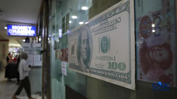 Karyawan menghitung uang pecahan dolar Amerika Serikat (AS) di gerai penukaran mata uang asing, Jakarta, Jumat (24/4/2026). (CNBC Indonesia/Muhammad Sabki)