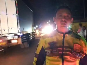 Jalur Pantura Situbondo Macet 2 Km gegara Pohon Tumbang