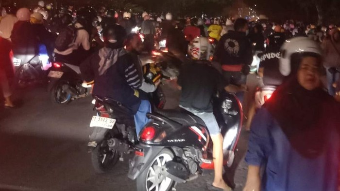 Kemacetan imbas demo di Jalan Urip Sumoharjo Makassar.