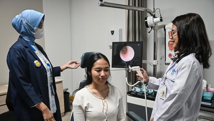 Pasien melakukan pemeriksan audiometri telinga saat Hari Sadar Bising Sedunia di RS PELNI, Jakarta, Jumat (24/4/2026). Kementerian Kesehatan mendorong agar masyarakat meningkatkan kesehatan pendengaran melalui pencegahan dan deteksi dini sebagai upaya menurunkan angka gangguan pendengaran hingga 50 persen pada tahun 2030. ANTARA FOTO/Sulthony Hasanuddin/tom.