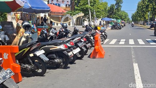 Kendaraan parkir liar di depan Asrama Haji Mataram, Jumat (24/4/2026).