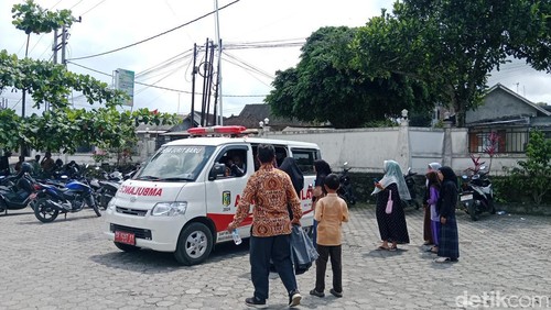 Mobil ambulans yang mengantar siswa setelah diduga keracunan MBG di Lombok Timur, NTB, Jumat (24/4/2026)