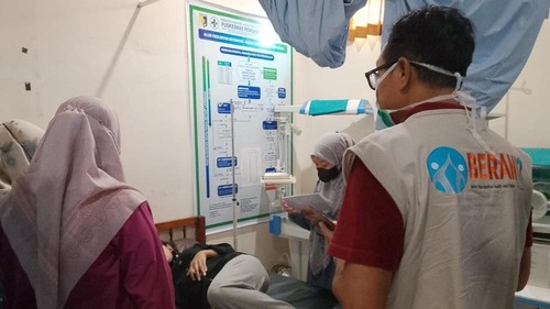 Satgas MBG Lombok Timur, ketika mengunjungi pasien yang diduga mengalami keracunan usai menyantap MBG, Jumat (24/4/2026). foto (Dok. Satgas MBG Lombok Timur)