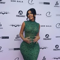 Klaudia dikenal aktif membagikan konten dengan gaya percaya diri dan sentuhan humor, termasuk saat membahas berbagai prosedur operasi plastik yang dijalaninya. Dalam beberapa unggahan, ia secara terbuka menceritakan pengalaman seperti Brazilian butt lift. Foto: dok. Instagram @klaudiaglam
