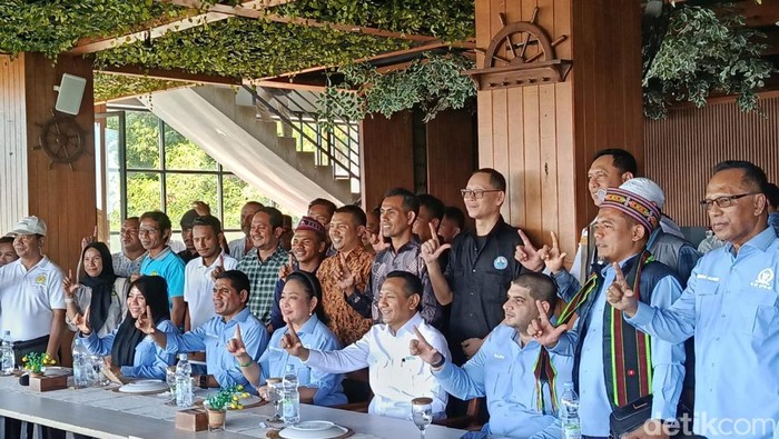 Dialog Komisi IV DPR RI dan Wakil Menteri Kehutanan Rohmat Marzuki bersama pelaku pariwisata di Labuan Bajo membahas kuota wisata TN Komodo, Jumat (24/4/2026). (Ambrosius Ardin)