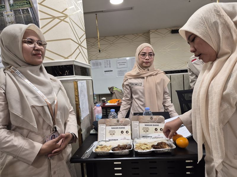 Konsumsi jemaah haji 2026 Tim PPIH bidang konsumsi sedang melakukan meal test konsumsi jemaah haji 2026.