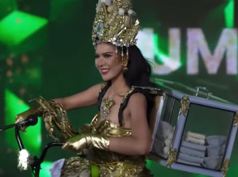Kostum unik pempek sepeda berbahan etalase kaca, ban, dan stang sukses antarkan Putri Indonesia Sumsel raih Top 3 Best Traditional Costume Puteri Indonesia 2026.