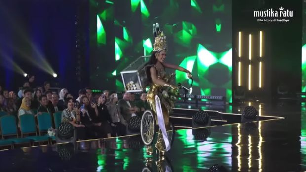 Kostum unik pempek sepeda berbahan etalase kaca, ban, dan stang sukses antarkan Putri Indonesia Sumsel raih Top 3 Best Traditional Costume Puteri Indonesia 2026.