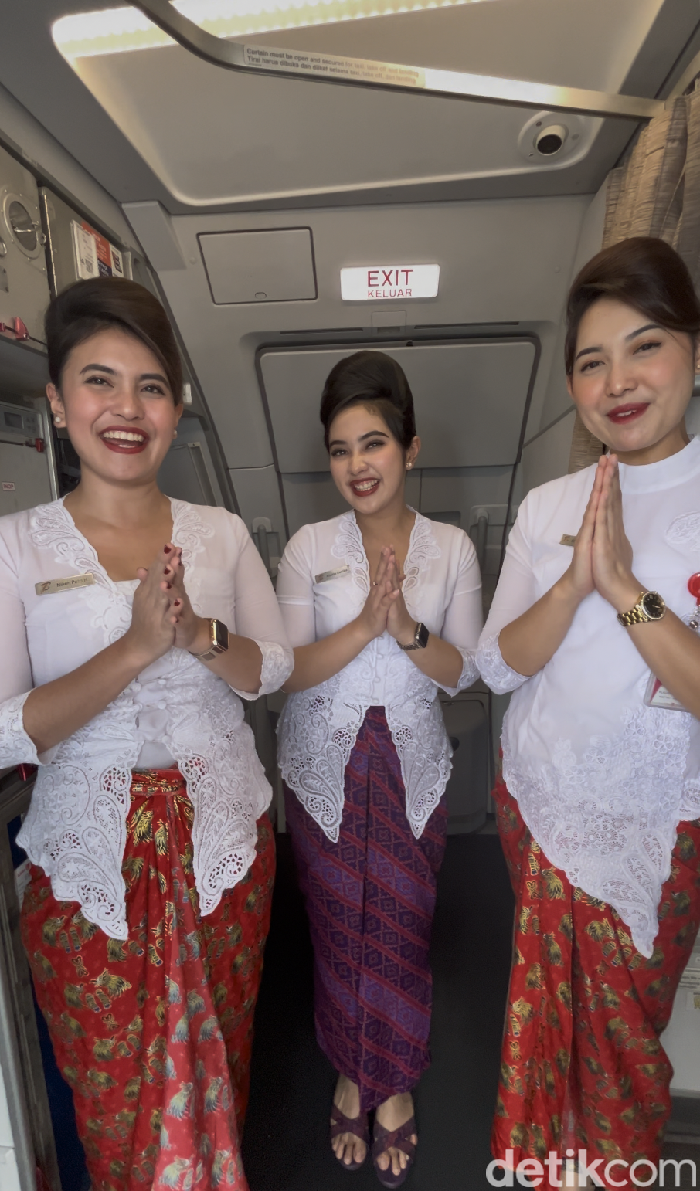 Kru kabin Batik Air saat pesawat mendarat di Bandara Douw Atururu Nabire, Papua Tengah.
