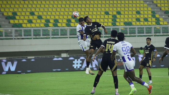 Laga Dewa United vs Persib Bandung.