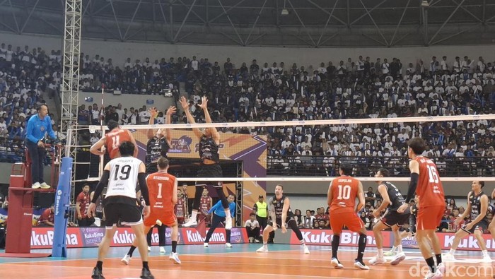 Laga Grand Final Proliga 2026 antara Jakarta LavAni Livin Transmedia vs Jakarta Bhayangkara Presisi di GOR Amongrogo, Kota Jogja, Jumat (24/4).