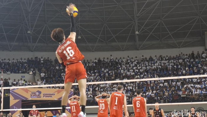 Laga Grand Final Proliga 2026 antara Jakarta LavAni Livin Transmedia vs Jakarta Bhayangkara Presisi di GOR Amongrogo, Kota Jogja, Jumat (24/4).