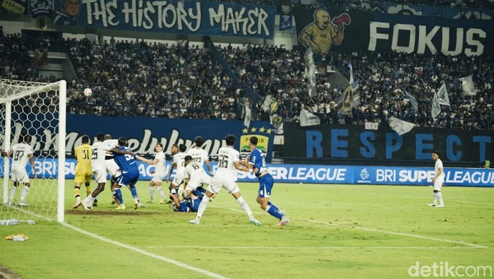 Laga Persib vs Arema FC di Stadion GBLA, Jumat (24/4/2026).