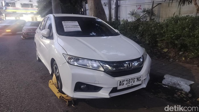 Langgar parkir mobil di kawasan RSSA Kota Malang digembok