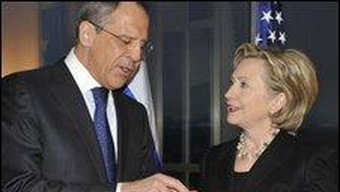Menlu AS era itu, Hillary Clinton dengan Menlu Rusia Sergey V Lavrov