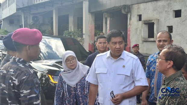 Menteri Perumahan dan Kawasan Permukiman (PKP) Maruarar Sirait saat meninjau renovasi rumah, di Jakarta, Jumat (24/4/2026). (CNBC Indonesia/Chandra Dwi Pranata)