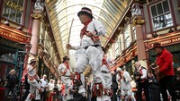 Peringatan St. George’s Day, tradisi ini rutin digelar setiap tahun di pusat kota London. Penari dari kelompok Ewell St Mary’s Morris Men tampil di Leadenhall Market, London, Inggris. REUTERS/Jaimi Joy