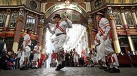 Pertunjukan ini menjadi bagian dari perayaan St. George’s Day yang diperingati setiap 23 April, bertepatan dengan tanggal wafat Santo George yang dihormati sebagai santo pelindung Inggris. REUTERS/Jaimi Joy