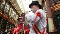 Leadenhall Market, pasar bergaya Victoria di pusat Kota London, secara rutin menjadi lokasi pertunjukan budaya tradisional, termasuk Morris dancing yang menarik perhatian wisatawan dan pekerja sekitar. REUTERS/Jaimi Joy