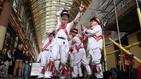 Kelompok Morris biasanya menampilkan gaya Cotswold Morris, salah satu varian paling dikenal, yang menggabungkan musik live seperti biola dan akordeon dengan tarian berpasangan. REUTERS/Jaimi Joy  