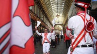 Selain di Leadenhall, perayaan St. George’s Day di London juga diisi berbagai kegiatan budaya seperti festival, musik, dan pertunjukan rakyat yang menegaskan identitas budaya Inggris. REUTERS/Jaimi Joy