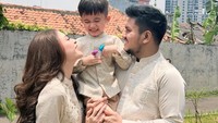 Nathalie Holscher memperlihatkan momen foto bertiga dengan Aripat dan anaknya, Azam. Mereka kompak memakai busana muslim berwarna senada. (Foto: dok Instagram nathalieholscher)