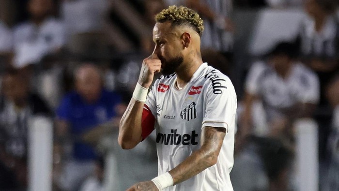 Soccer Football - Brasileiro Championship - Santos v Fluminense - Estadio Urbano Caldeira, Santos, Brazil - April 19, 2026 Santos Neymar looks dejected after missing a chance to score REUTERS/Thiago Bernardes