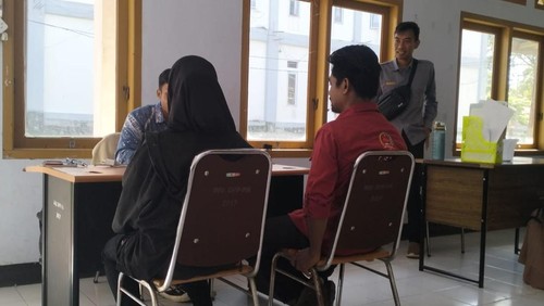 NM (14), siswi kelas IX SMP yang jadi korban penyekapan dan pemerkosaan saat mengadu ke UPT DP3A Dompu, Kamis (24/4/2026). (Faruk)