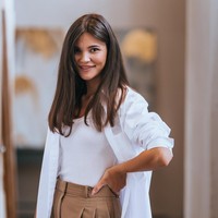 5 Warna Baju yang Cocok untuk Celana Cokelat, Keren dan Stylish