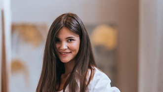 5 Warna Baju yang Cocok untuk Celana Cokelat, Keren dan Stylish