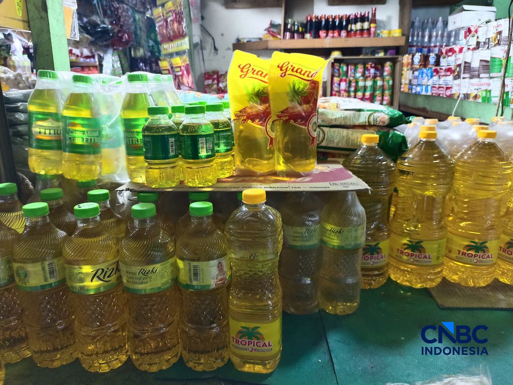 Pantauan harga minyak goreng di Pasar Rumput, Jakarta Selatan, Jumat (24/4/2026). (CNBC Indonesia/Martyasari Rizky)