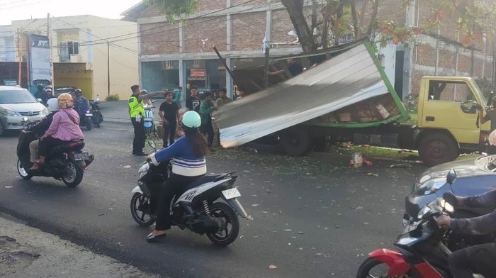 Kecelakaan truk boks dan ambulans di Parepare menyebabkan pasien kanker harus dipindahkan.