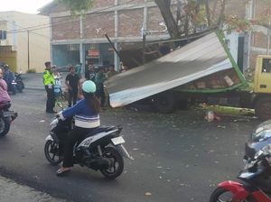 Truk Senggol Pohon-Timpa Ambulans Bawa Pasien di Jalan Bau Massepe Parepare