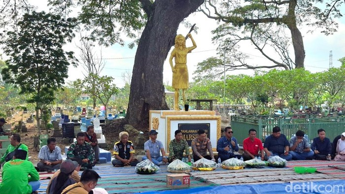 Patung lama Marsinah berdiri di areal makam Desa Nglundo, Kecamatan Sukomoro, Kabupaten Nganjuk