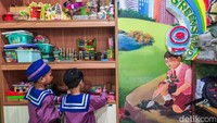 Para guru menjalankan tugas dengan penuh dedikasi di tengah keterbatasan fasilitas. Mereka tidak hanya mengajar, tetapi juga menanamkan nilai karakter dan kepedulian sosial.