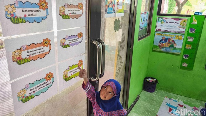 Sejumlah anak tampak antusias mengikuti kegiatan belajar di BKB Green PAUD, kawasan Tugu Utara, Koja, Jakarta Utara, Jumat (24/4/2026). Suasana belajar sederhana namun penuh semangat terlihat dari wajah ceria para siswa.