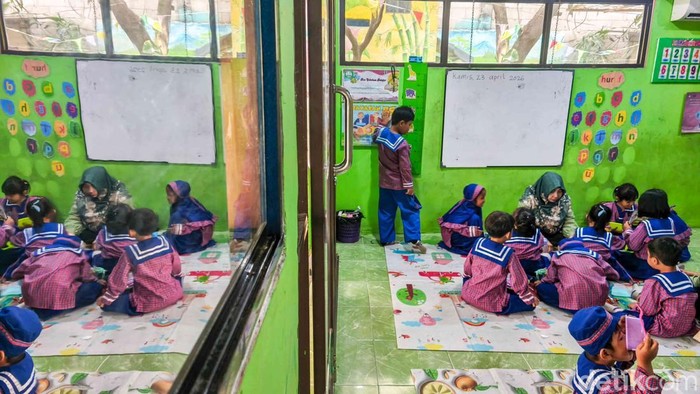 Sejumlah anak tampak antusias mengikuti kegiatan belajar di BKB Green PAUD, kawasan Tugu Utara, Koja, Jakarta Utara, Jumat (24/4/2026). Suasana belajar sederhana namun penuh semangat terlihat dari wajah ceria para siswa.