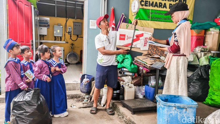Sejumlah anak tampak antusias mengikuti kegiatan belajar di BKB Green PAUD, kawasan Tugu Utara, Koja, Jakarta Utara, Jumat (24/4/2026). Suasana belajar sederhana namun penuh semangat terlihat dari wajah ceria para siswa.