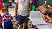 Setiap siswa memiliki buku tabungan bank sampah untuk mencatat setoran yang dibawa. Biaya sekolah setiap bulan dipotong setara 2 kilogram sampah.