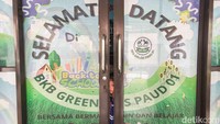 Melalui sistem ini, anak-anak tidak hanya belajar akademik dasar, tetapi juga dikenalkan pada pentingnya menjaga lingkungan. Mereka diajarkan untuk memahami nilai ekonomis dari sampah.